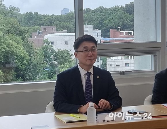 류제명 과학기술정보통신부 제2차관이 15일 오후 서울AI허브에서 열린 국가AI연구거점 간담회에서 참석자들과 토론하고 있다. [사진=윤소진 기자]