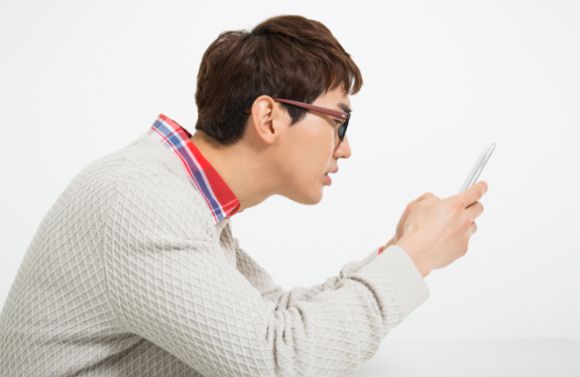 전문가들은 이를 예방하기 위해서는 바른 자세와 운동뿐 아니라 생활 전반에 걸친 환경 개선이 필수적이라고 조언한다. 사진은 본 기사 내용과 무관. [사진=뉴고려병원]