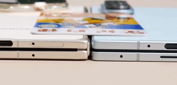 (왼쪽부터)아너의 '매직 V5'와 삼성전자의 '갤럭시Z 폴드7'. 나란히 눕혀놨을 때 미세하지만 갤럭시Z 폴드7이 더 얇다고 유니버스아이스는 주장했다. [사진=유니버스아이스 X 계정]