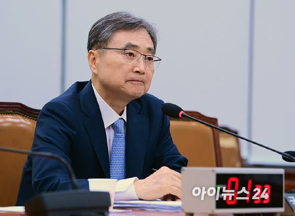 조현 외교부 장관 후보자가 17일 서울 여의도 국회 외교통일위원회에서 열린 인사청문회에서 의원 질의를 듣고 있다. [사진=정소희 기자]