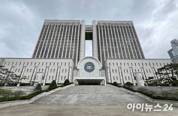 게임 '다크앤다커'를 둘러싼 넥슨과 아이언메이스의 저작권·영업비밀 침해 항소심 첫 변론이 17일 서울고등법원에서 열렸다. 사진은 서울고법. [사진=곽영래 기자]