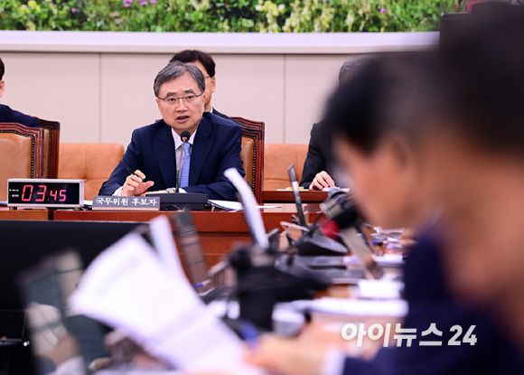 조현 외교부 장관 후보자가 17일 서울 여의도 국회 외교통일위원회에서 열린 인사청문회에서 의원 질의에 답변하고 있다. [사진=정소희 기자]