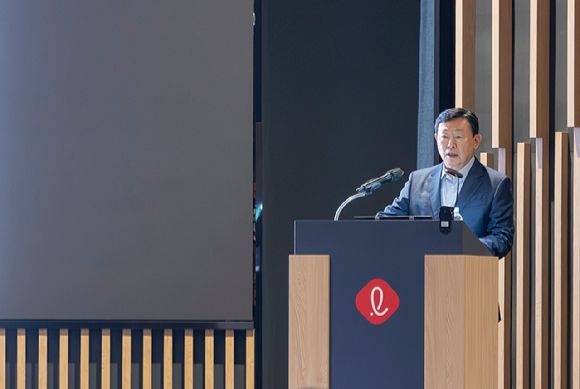 신동빈 롯데그룹 회장이 16일 롯데인재개발원 오산캠퍼스에서 1박 2일로 열린 '2025 하반기 VCM'에서 그룹 경영 방침과 CEO의 역할과 리더십에 대해 메시지를 전하고 있다. [사진=롯데지주]