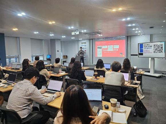 한세실업 임직원들이 디지털 역량 강화를 위한 특강을 듣고 있다. [사진=한세실업]