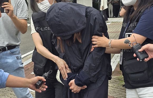 시험기간 중 학교에 무단 침입한 혐의(건조물 침입 등)로 구속 영장이 청구된 학부모 B(40대)씨가 지난 15일 대구지법 안동지원에서 구속 전 피의자 심문(영장실질심사)을 받은 후 취재진에게 질문을 받고 있다.  [사진=연합뉴스]