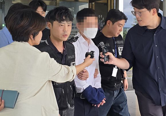 시험기간 중 학교에 무단 침입한 기간제 교사와 학부모를 묵인한 혐의(주거침입 등)로 구속 영장이 청구된 학교관계자 D씨가 지난 15일 대구지법 안동지원에서 구속 전 피의자 심문(영장실질심사)을 받은 후 이동하고 있다. [사진=연합뉴스]