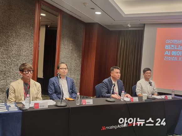 (왼쪽부터) 김경장 롯데이노베이트 전략기획부문장(상무), 박종남 롯데지주 AI/DT 혁신TF 상무, 김경엽 롯데이노베이트 대표, 오현식 롯데이노베이트 AI테크랩 실장이 18일 오후 서울 롯데호텔월드에서 열린 간담회에서 기자들의 질문에 답하고 있다. [사진=윤소진 기자]