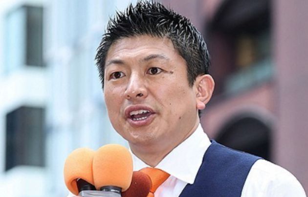 가미야 소헤이 참정당 대표가 지지자들 앞에서 연설하고 있다. [사진=AFP/연합뉴스]