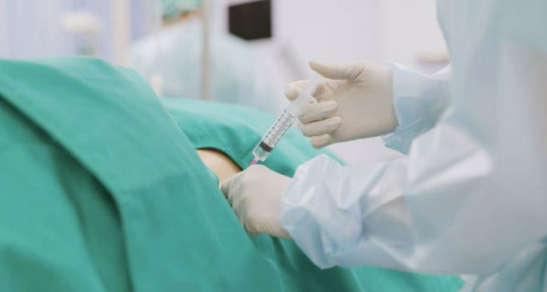 전문의가 주사제를 통해 약물을 투여하고 있다. 기사 내용과 무관한 사진. [사진=픽사베이]