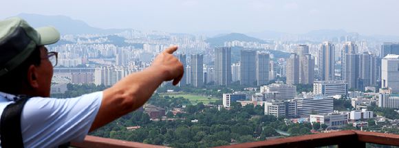서울 남산 전망대에서 시민이 서울 아파트를 감상하고 있다. [사진=연합뉴스]
