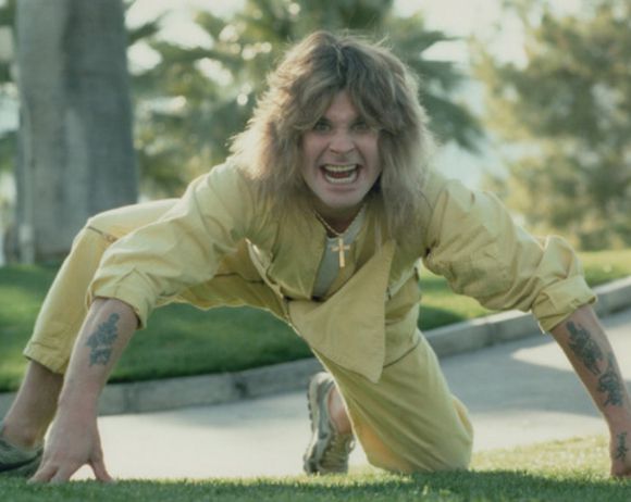 1970년대 오지 오스본이 사진 촬영을 위해 포즈를 취하고 있다. [사진=moviemarket]