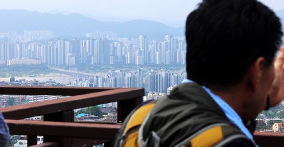 서울 남산 전망대에서 시민들이 아파트가 빼곡한 서울 풍경을 감상하고 있다. [사진=연합뉴스]