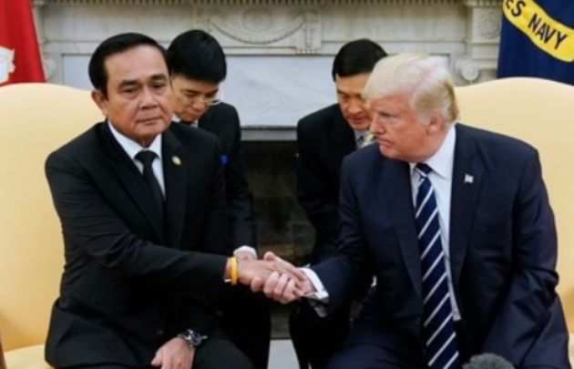 쁘라윳 짠-오차 태국 전 총리(왼쪽)과 트럼프 미국 대통령(오른쪽)이 만나 악수를 하고 있다. [사진=AFP/연합뉴스]