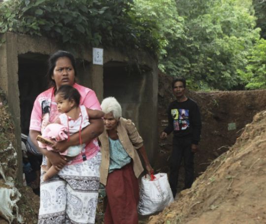 교전 발생으로 태국 시민들이 대피하고 있다. [사진=AP/연합뉴스]