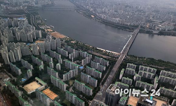 서울 잠실 롯데월드타워 전망대에서 바라본 아파트 전경.