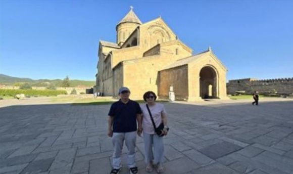 윤영선 전 관세청장 부부가 스베티츠호벨리 대성당 앞에서 사진을 촬영하고 있다. [사진=윤영선]