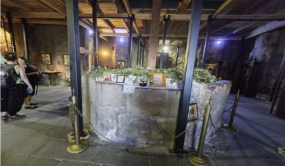 즈베리 수도원 홀에 조로아스터교 불의 제단이 놓여 있다. [사진=윤영선]