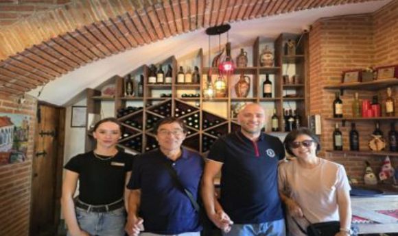 윤영선 전 관세청장 일행이 식당 주인과 함께 사진을 촬영하고 있다. [사진=윤영선]