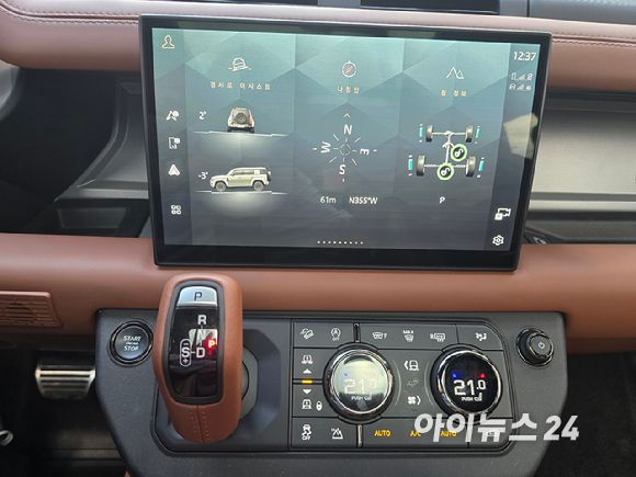 랜드로버 '올 뉴 디펜더 OCTA' 센터페시아. [사진=김종성 기자]