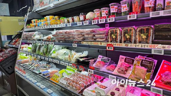 서울의 한 편의점에서 장어, 소고기, 돼지고기 등 다양한 신선식품을 판매하고 있다. [사진=아이뉴스24]