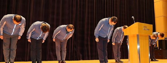 정희민 포스코이앤씨 사장이 29일 인천 연수구 송도사옥에서 연이은 현장 사망사고와 관련한 담화문 발표에 앞서 관계자들과 고개를 숙여 사과하고 있다. 2025.7.29 [사진=연합뉴스]