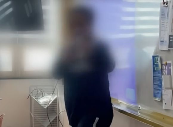 해당 남성이 교실에서 춤을 추고 있다. [사진=JTBC '사건반장' 캡처]