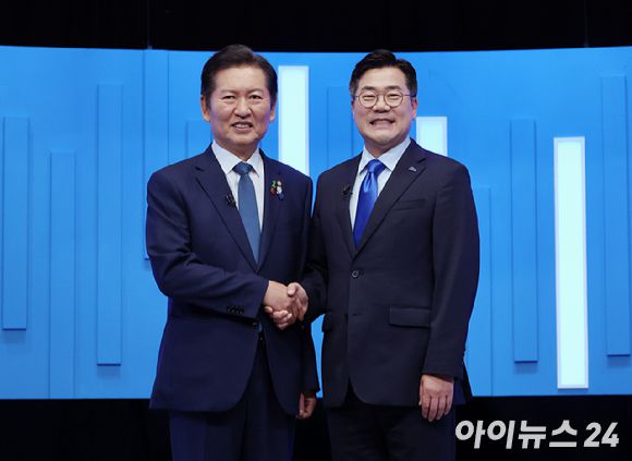 정청래·박찬대 더불어민주당 당대표 후보가 지난달 16일 서울 양천구 목동 SBS에서 열린 TV토론회에 앞서 기념촬영을 하고 있다. [사진=국회사진기자단]