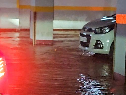 호우 특보가 발효된 3일 오후 전남 무안군 한 지하주차장이 빗물에 잠기고 있다. 2025.8.3 [사진=연합뉴스(독자 제공)]
