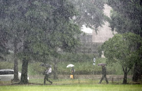 폭우 속 서울 영등포구 여의도 국회에서 시민들이 우산을 쓰고 있다. [사진=연합뉴스]