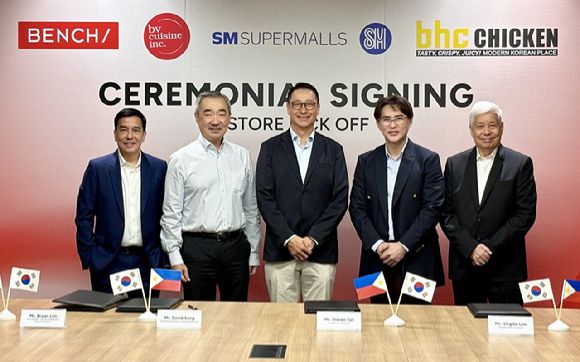 (왼쪽부터) 브라이언 림 수옌 코퍼레이션 부사장과 한스 시 SM 프라임 홀딩스 회장, 송호섭 다이닝브랜즈그룹 대표, 스티븐 탄 SM 슈퍼몰스 사장, 버질리오 림 수옌 코퍼레이션 대표가 지난달 22일 bhc 필리핀 마닐라 진출 관련 계약 체결 후 기념촬영을 하고 있다. [사진=다이닝브랜즈그룹 제공]