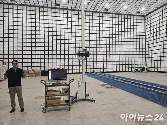 4일 박세호 한국전자파진흥협회(RAPA) 전자파기술원 IoT기술지원센터장이 센터 시험동 내 위치한 25m 대형 전자파 차폐실에 대해 소개하고 있는 모습. 25m급 챔버는 고출력·대형 기기까지 시험할 수 있는 국내 몇 안 되는 공인 시험 인프라다. [사진=안세준 기자]