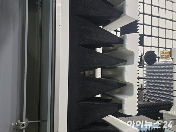 25m 대형 전자파 차폐실의 벽면 구조 모습. [사진=안세준 기자]