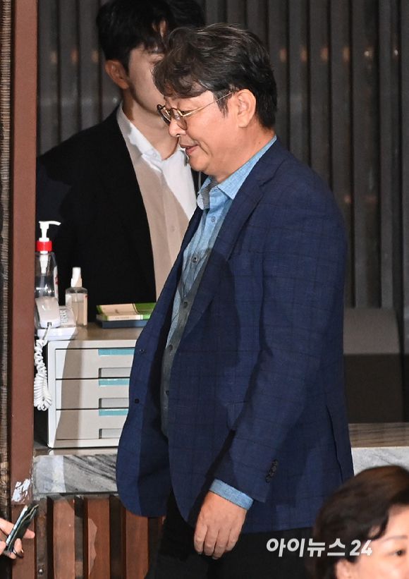 '차명거래 논란'에 휩싸인 이춘석 더불어민주당 의원이 5일 오후 서울 여의도 국회 본회의에서 방송법 일부개정법률안(대한)에 대한 무제한토론 종결동의의 건에 대해 투표를 마친 뒤 회의장을 나서고 있다. [사진=곽영래 기자]