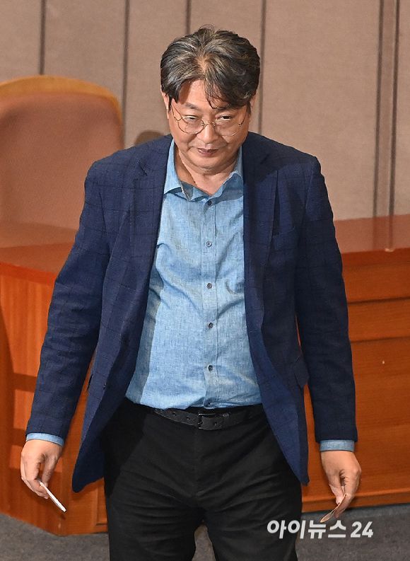 '차명거래 논란'에 휩싸인 이춘석 더불어민주당 의원이 5일 오후 서울 여의도 국회 본회의에서 방송법 일부개정법률안(대한)에 대한 무제한토론 종결동의의 건에 대해 투표를 하고 있다. [사진=곽영래 기자]