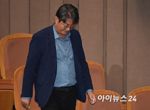 '차명거래 논란'에 휩싸인 이춘석 더불어민주당 의원이 5일 오후 서울 여의도 국회 본회의에서 방송법 일부개정법률안(대한)에 대한 무제한토론 종결동의의 건에 대해 투표를 하고 있다. [사진=곽영래 기자]