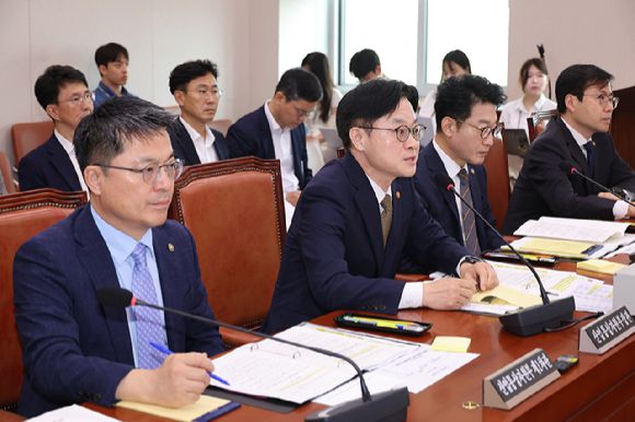 6일 서울 여의도 국회에서 열린 산업통상자원중소벤처기업위원회 전체회의에서 김정관 산업통상자원부 장관이 의원 질의에 답하고 있다.  [사진=연합뉴스]