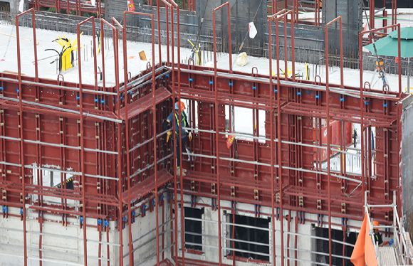 서울 시내 한 건설 현장에서 작업자들이 작업을 하고 있다. [사진=연합뉴스]