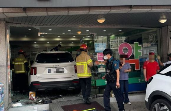 경기도 화성에서 60대 여성이 운전하던 차량이 약국으로 돌진해 1명이 사망했다. 사진은 사고 현장. [사진=경기도소방재난본부]