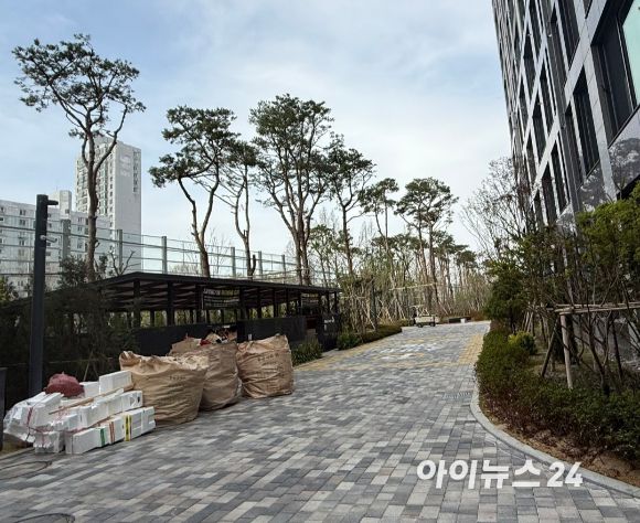 올림픽파크포레온 1층 아파트 거실과 쓰레기장이 마주보고 있다. 이렇게 쓰레기를 모아두었다가 아침마다 차량이 수거해간다.  [사진=독자 제공]