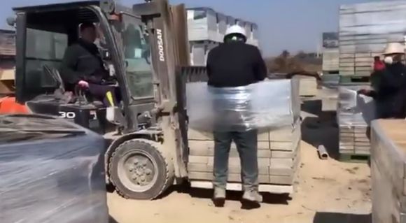 지게차 화물에 결박된 이주노동자 [사진=광주전남이주노동자네트워크]