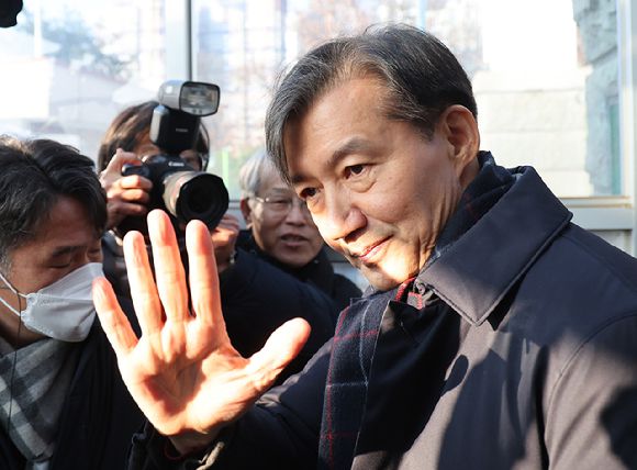 자녀 입시 비리와 청와대 감찰 무마 등 혐의로 기소돼 징역 2년 형이 확정된 조국혁신당 조국 전 대표가 지난해 12월 16일 오전 경기도 의왕 서울구치소 앞에서 수감되기 전 지지자들을 향해 손을 흔들고 있다. [사진=연합뉴스]