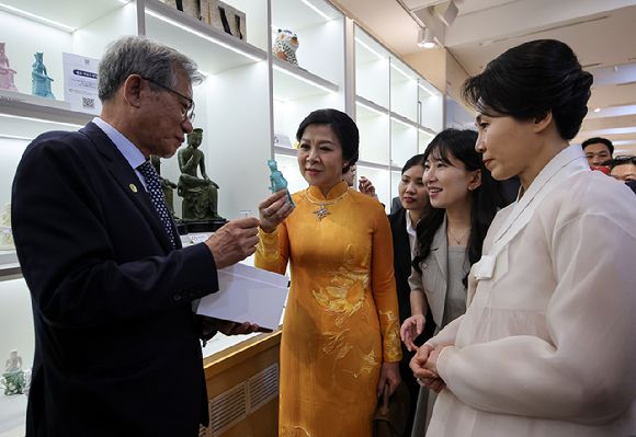 김혜경 여사와 또 럼 베트남 당 서기장의 배우자 응오 프엉 리 여사가 11일 서울 용산구 국립중앙박물관 기념품점에서 상품을 보고 있다. 왼쪽은 유홍준 관장. 2025.8.11 [사진=연합뉴스]