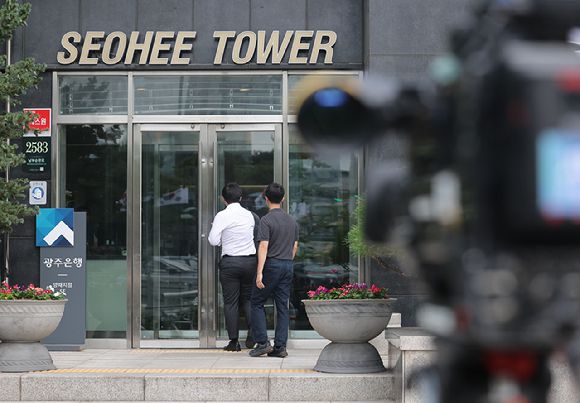 11일 김건희 여사의 의혹들을 수사하는 민중기 특별검사팀이 '나토 목걸이 의혹'과 관련해 압수수색 중인 서울 서초구 양재동 서희건설 사옥 모습. 2025.8.11 [사진=연합뉴스]