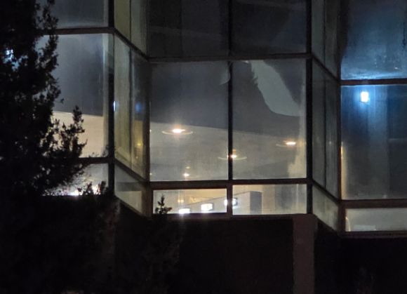 직접 외부에서 재확인한 결과, 사우나뿐 아니라 5층 탈의실까지 외부 시선에 노출됐다고 한다. 사진은 해당 호텔 사우나. [사진=온라인 커뮤니티]