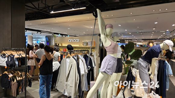 신세계백화점 본점의 안다르 매장이 소비자들로 북적이고 있다. [사진=진광찬 기자]