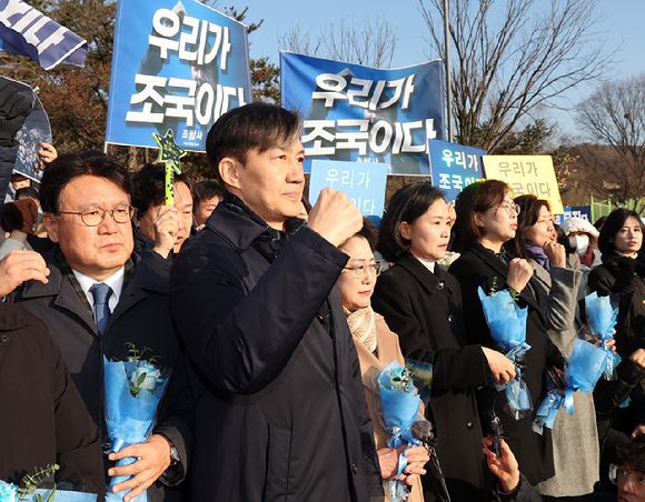 자녀 입시 비리와 청와대 감찰 무마 등 혐의로 기소돼 징역 2년 형이 확정된 조국혁신당 조국 전 대표가 지난해 12월 16일 오전 경기도 의왕 서울구치소 앞에서 수감되기 전 지지자들을 향해 주먹을 쥐어보이고 있다. [사진=연합뉴스]