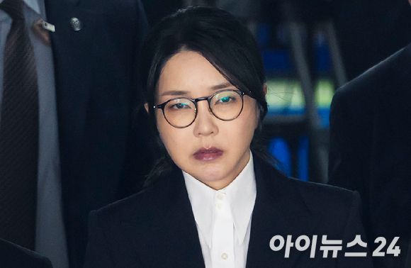 윤석열 전 대통령 부인 김건희 씨가 지난 12일 서울 서초구 서울중앙지방법원에서 열린 구속 전 피의자 심문(영장실질심사)을 마치고 법원을 나서고 있다. [사진=사진공동취재단]