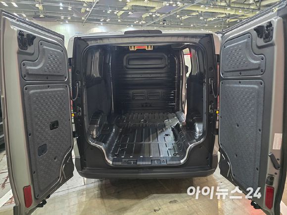 기아 'PV5' 카고 모델 화물칸. [사진=김종성 기자]