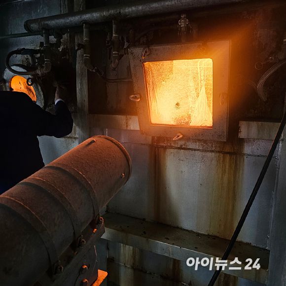 천일에너지 포천 공장 내 섭씨 950도에 이르는 소각장. 2025.08.19 [사진=이효정 기자 ]