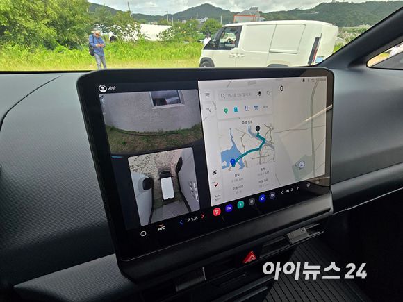 기아 'PV5' 카고 모델에서 후방 카메라와 어라운드뷰를 활성화한 모습. [사진=김종성 기자]